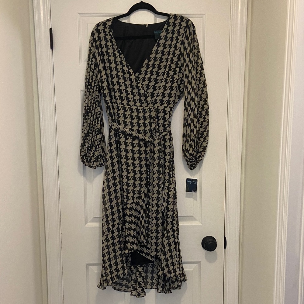 Gabby Skye Black and Tan Houndstooth Long Sleeve Dress